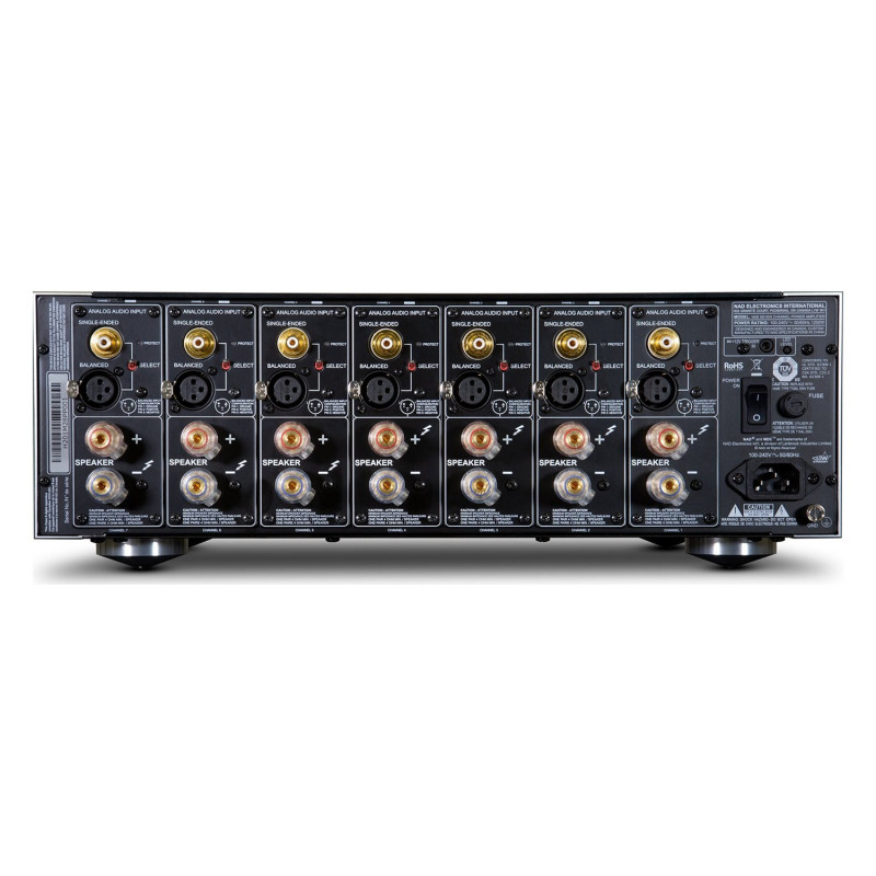 NAD M28, panel trasero con siete módulos de canal, cada uno con entrada RCA y XLR, selector, piloto de protección y bornes de al