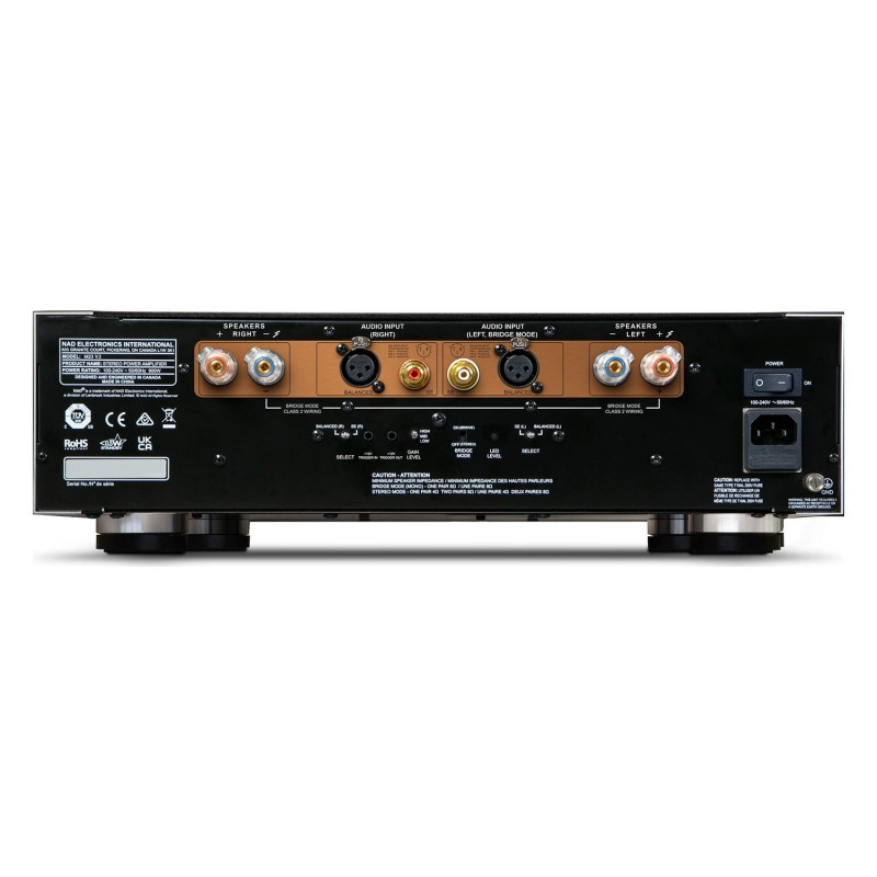 NAD M23 v2, panel trasero con entradas XLR y RCA por canal, selectores, disparadores de 12 V de entrada y salida, selector de ga