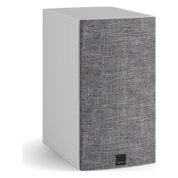 DALI RUBIKORE 2, vista de tres cuartos con la rejilla gris claro, blanco brillo