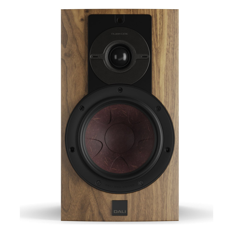 DALI RUBIKORE 2, vista frontal sin rejilla, con el tweeter de cúpula y el woofer de 6,5″, nogal