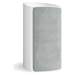 DALI EPIKORE 3, vista de tres cuartos con la rejilla gris claro puesta, blanco brillo