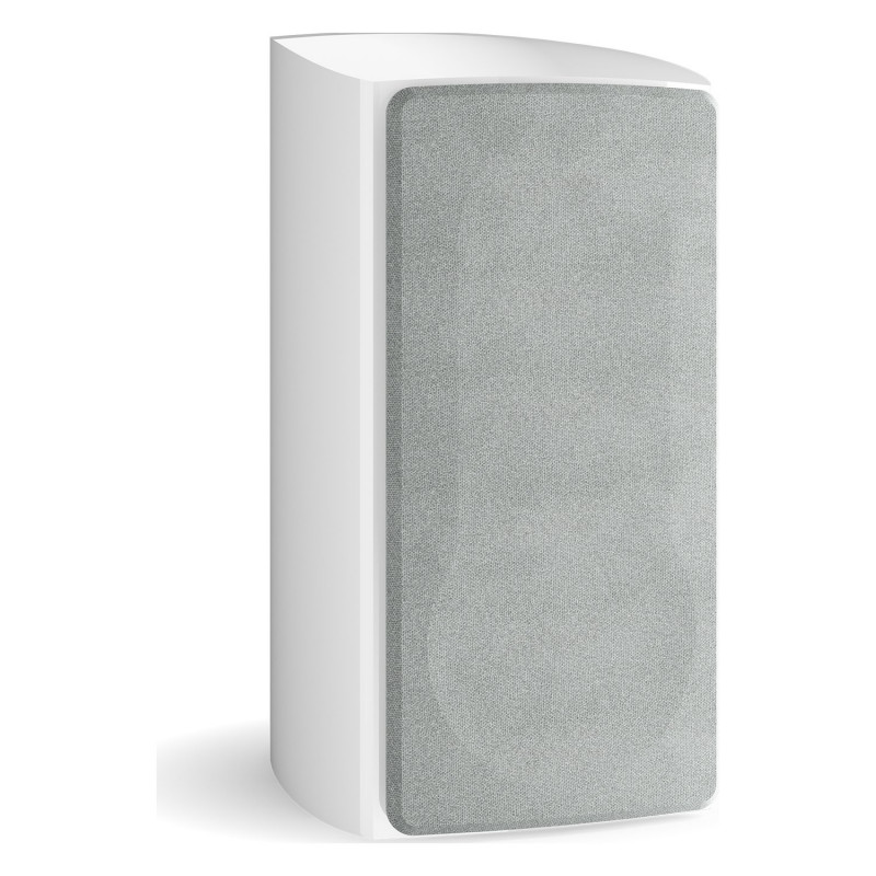 DALI EPIKORE 3, vista de tres cuartos con la rejilla gris claro puesta, blanco brillo