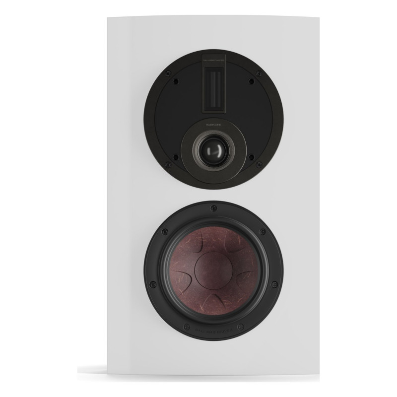 DALI RUBIKORE ON-WALL, vista frontal sin rejilla, con el tweeter híbrido encima del woofer, blanco brillo