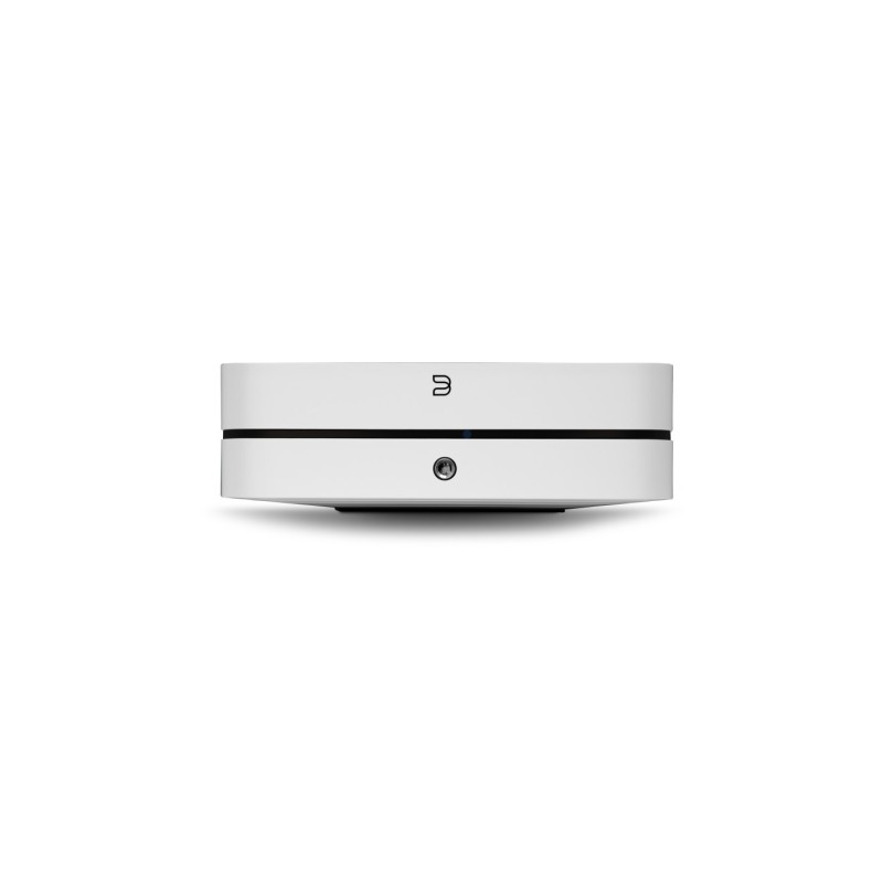 Bluesound PowerNode N331 en blanco, vista frontal con el logotipo B, la franja negra y la toma de auriculares