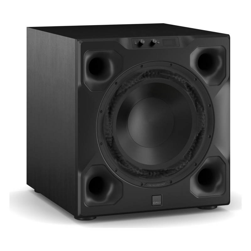 DALI SUB V-16 F, vista de tres cuartos con el woofer de 16″, los cuatro puertos frontales y los mandos superiores del frontal