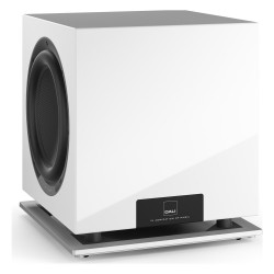 DALI SUB P-10 DSS, vista de tres cuartos con el radiador pasivo lateral y la pantalla del frontal, blanco brillo