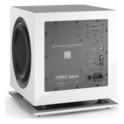 DALI SUB P-10 DSS, vista trasera de tres cuartos con el panel de conexiones, blanco brillo