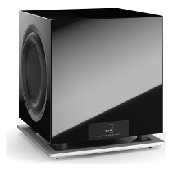 DALI SUB P-10 DSS, vista de tres cuartos con el radiador pasivo lateral y la pantalla del frontal, negro brillo