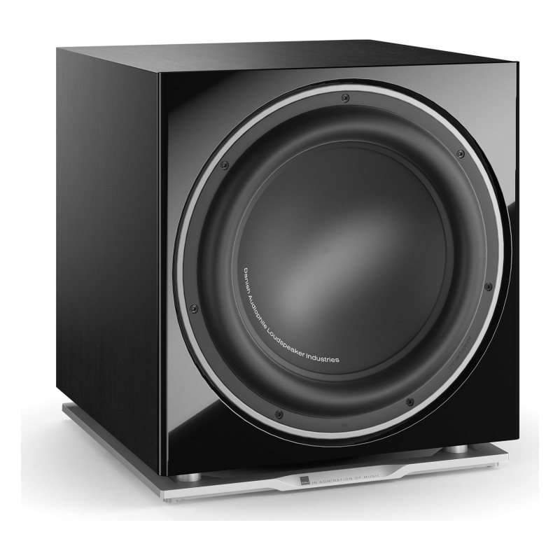 DALI SUB K-14 F, vista de tres cuartos con el woofer de 14″ y el frontal negro brillo, negro