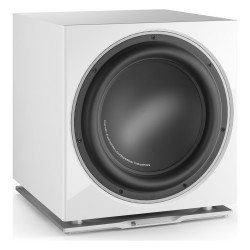 DALI SUB K-14 F, vista de tres cuartos con el woofer de 14″ y el frontal blanco brillo, blanco