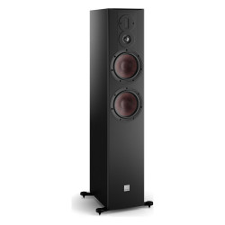 DALI Opticon 6 mk2, vista de tres cuartos con los pies y las puntas montados, negro