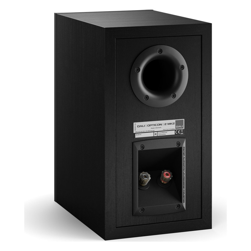 DALI Opticon 2 mk2, vista trasera de tres cuartos con el puerto reflex y los bornes, negro