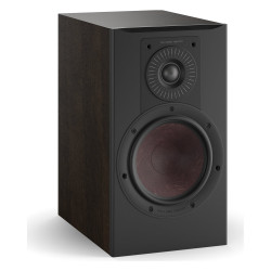DALI Opticon 2 mk2, vista de tres cuartos sin rejilla, roble tabaco
