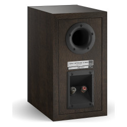 DALI Opticon 2 mk2, vista trasera de tres cuartos con el puerto reflex y los bornes, roble tabaco