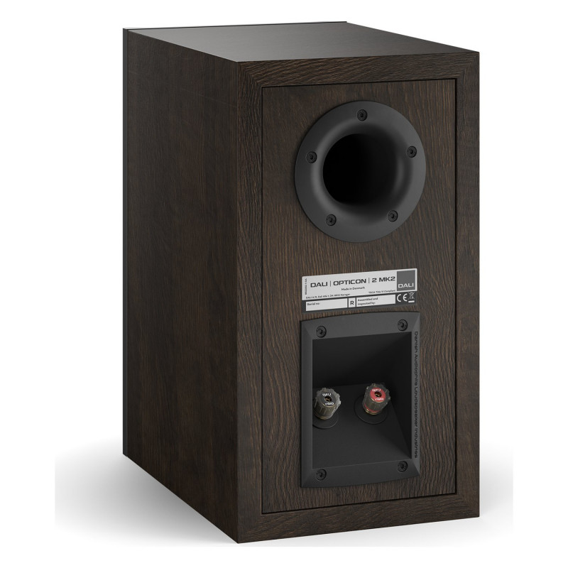 DALI Opticon 2 mk2, vista trasera de tres cuartos con el puerto reflex y los bornes, roble tabaco
