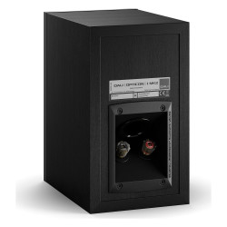 DALI Opticon 1 mk2, vista trasera de tres cuartos con el hueco del puerto reflex y los bornes, negro