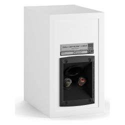 DALI Opticon 1 mk2, vista trasera de tres cuartos con el hueco del puerto reflex y los bornes, blanco
