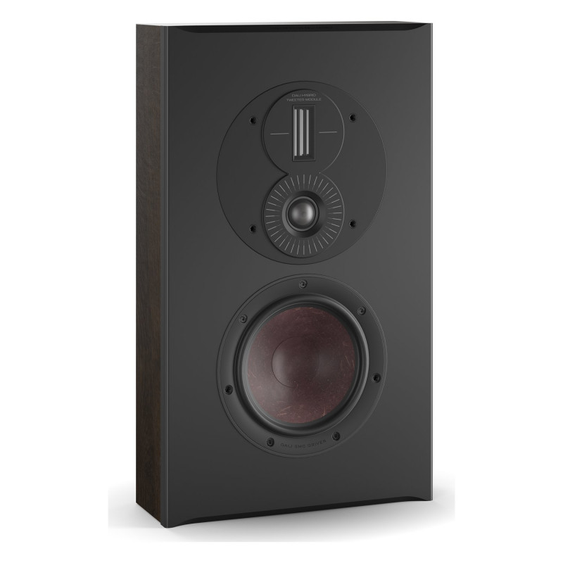 DALI Opticon LCR mk2, vista de tres cuartos sin rejilla, en vertical, roble tabaco