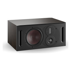 DALI Opticon VOKAL mk2, vista de tres cuartos sin rejilla con los puertos reflex frontales, roble tabaco