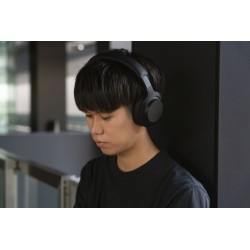 Final UX5000, auriculares de diadema en la cabeza de un adolescente oriental