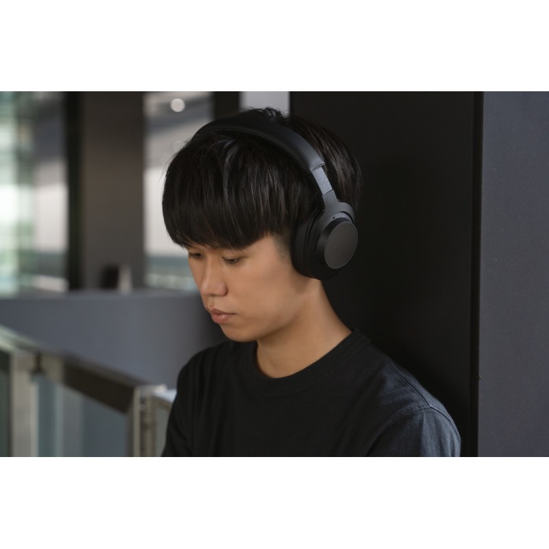 Final UX5000, auriculares de diadema en la cabeza de un adolescente oriental
