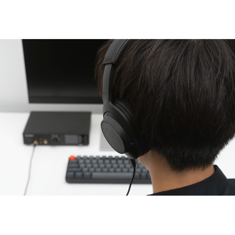 Final UX5000, auriculares de diadema en la cabeza de un adolescente, detalle del cable y un auricular