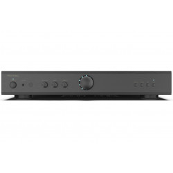 Rotel A8 en negro, vista frontal con el aro de luz del volumen, los mandos de tono y los botones de entrada