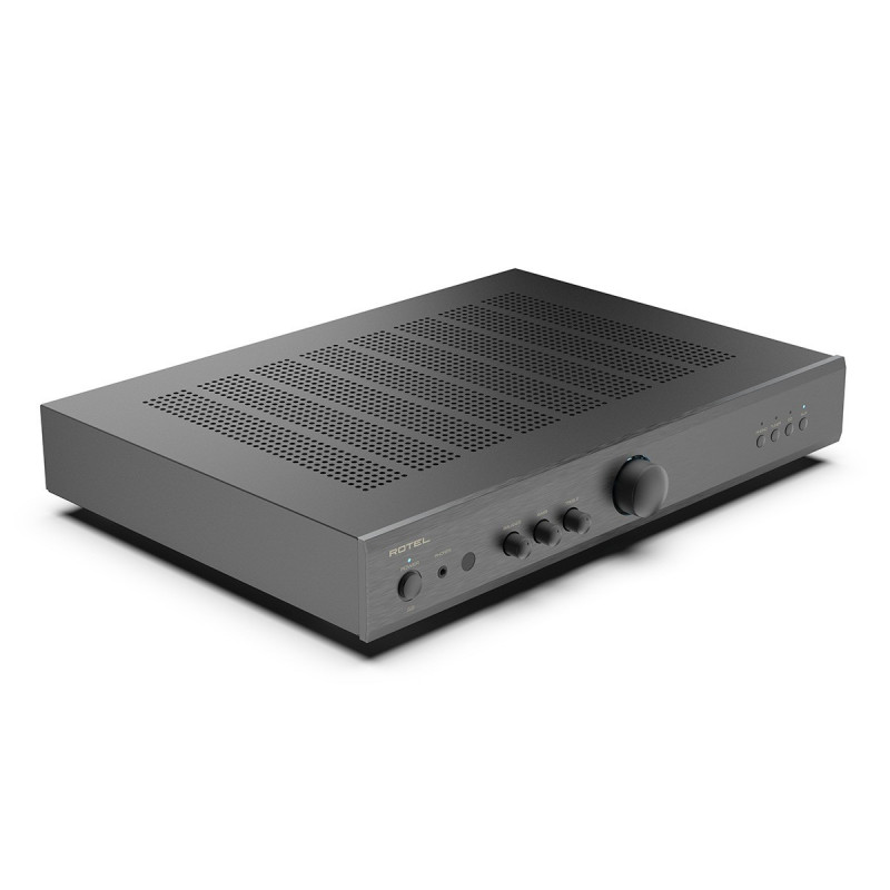Rotel A8 en negro, vista elevada de tres cuartos con la tapa perforada de ventilación y el frontal