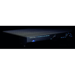 Musical Fidelity A1, vista en ángulo con la tapa disipadora