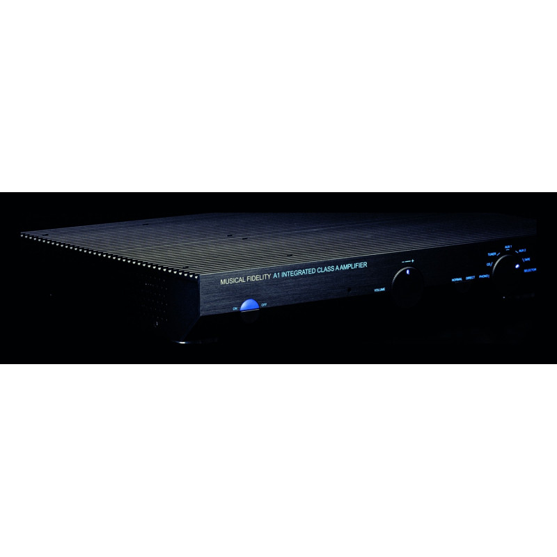 Musical Fidelity A1, vista en ángulo con la tapa disipadora