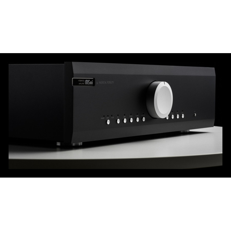Musical Fidelity M5xi, vista en ángulo en negro