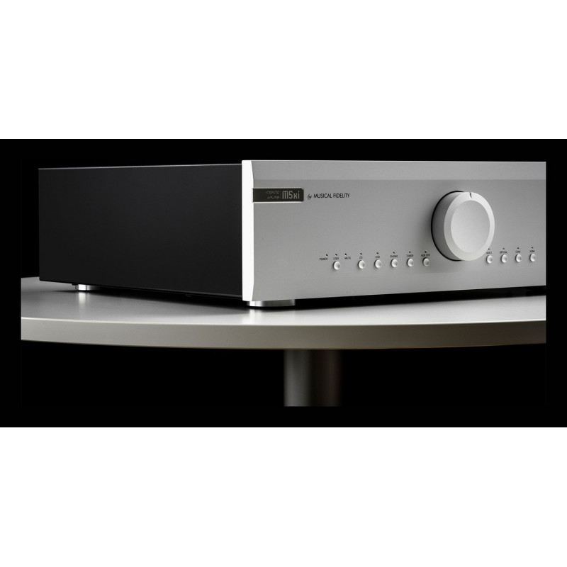 Musical Fidelity M5xi, vista en ángulo en plata