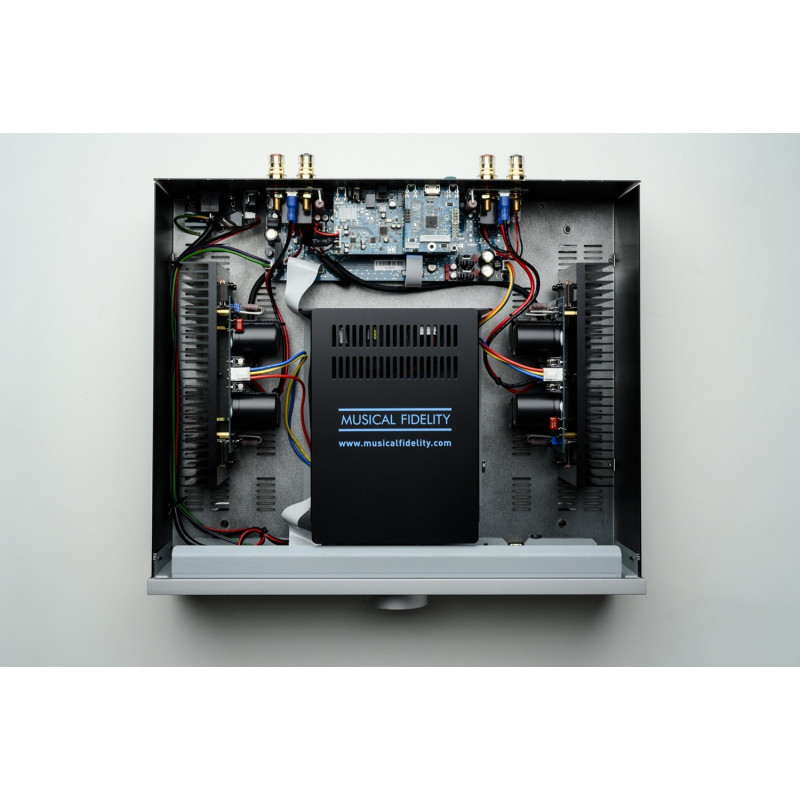 Musical Fidelity M5xi, por dentro, con el transformador encapsulado