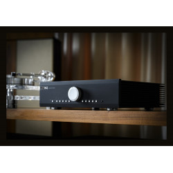 Musical Fidelity M6xi, en negro, en ángulo sobre un mueble