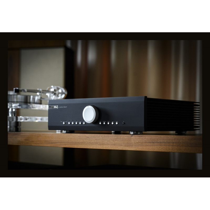 Musical Fidelity M6xi, en negro, en ángulo sobre un mueble