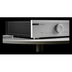 Musical Fidelity M6xi, vista en ángulo en plata, con los disipadores