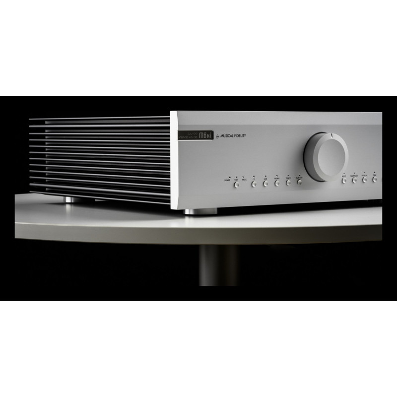 Musical Fidelity M6xi, vista en ángulo en plata, con los disipadores