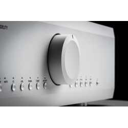 Musical Fidelity M6xi, detalle del mando de volumen y el selector de entradas