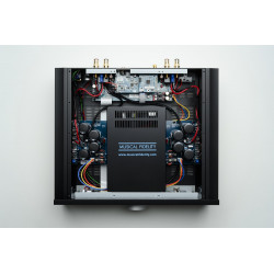 Musical Fidelity M6xi, por dentro, con el transformador encapsulado