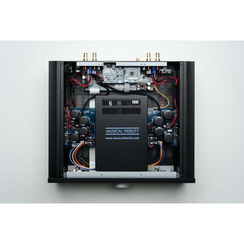 Musical Fidelity M6xi, por dentro, con el transformador encapsulado