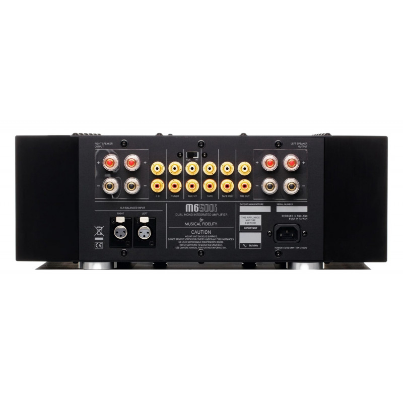Musical Fidelity M6si500, panel trasero con XLR, cuatro RCA y dos juegos de bornes por canal