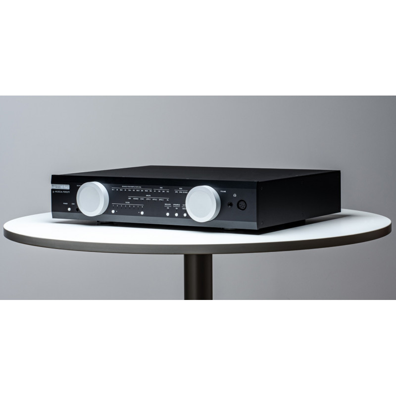 Musical Fidelity M8x DAC, vista en ángulo en negro