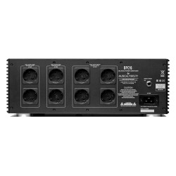 Musical Fidelity BPC16, panel trasero con 8 tomas en 3 zonas