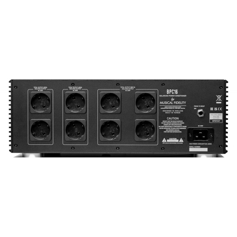 Musical Fidelity BPC16, panel trasero con 8 tomas en 3 zonas