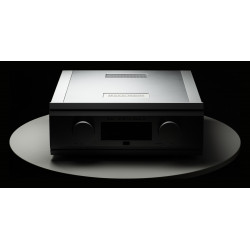 Musical Fidelity Nu-Vista 600.2, negro en ángulo, sobre una mesa