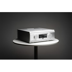 Musical Fidelity Nu-Vista 600.2, plata en ángulo, sobre una mesa