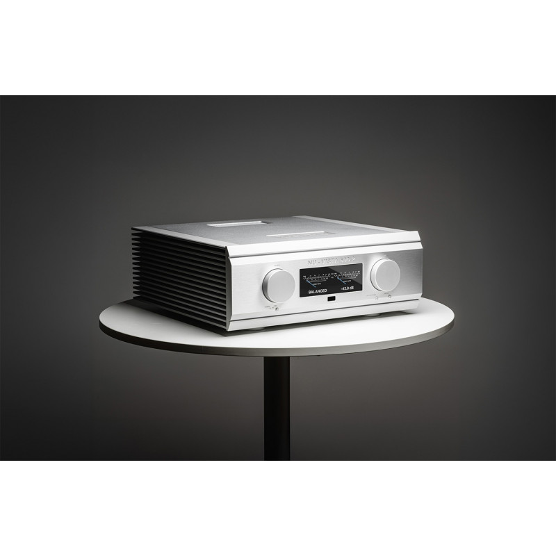 Musical Fidelity Nu-Vista 600.2, plata en ángulo, sobre una mesa
