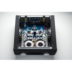 Musical Fidelity Nu-Vista 600.2, interior con los dos transformadores toroidales