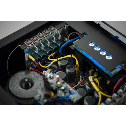 Musical Fidelity Nu-Vista 800.2, interior con los nuvistores iluminados
