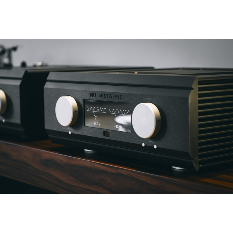 Musical Fidelity Nu-Vista PRE, negro en ángulo, en un mueble junto a un giradiscos